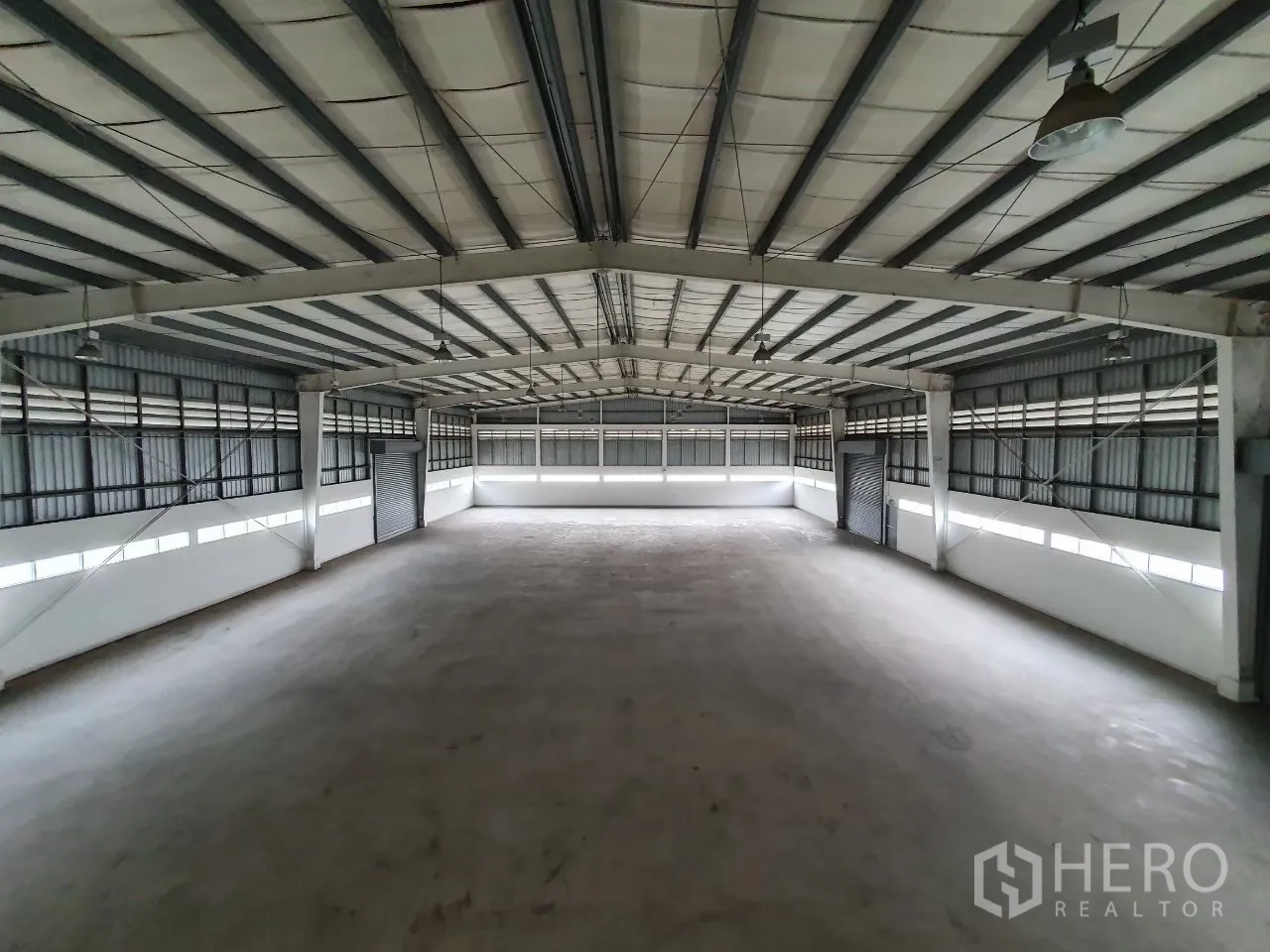 โรงงาน for rent in Bang Pa-in, Phra Nakhon Si Ayutthaya - มุมมองกว้างของพื้นคลังสินค้าโล่งจากชั้นบน.
