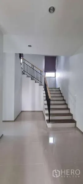 独立式住宅 出租在Lat Krabang, Bangkok - 明亮玄关与现代楼梯，AERIE Srinakarin–Krungthep Kreetha，Lat Krabang，曼谷。