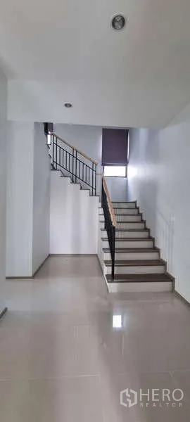 独立式住宅 出租在Lat Krabang, Bangkok - 明亮玄关与现代楼梯，AERIE Srinakarin–Krungthep Kreetha，Lat Krabang，曼谷。