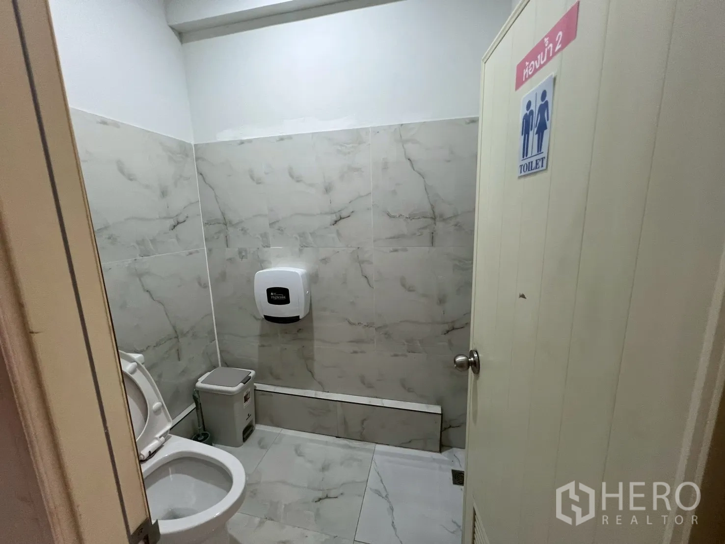 พื้นที่ขายปลีก ให้เช่าในWatthana, Bangkok - ห้องน้ำที่สอง ผนังลายหินอ่อนและสุขภัณฑ์ครบ