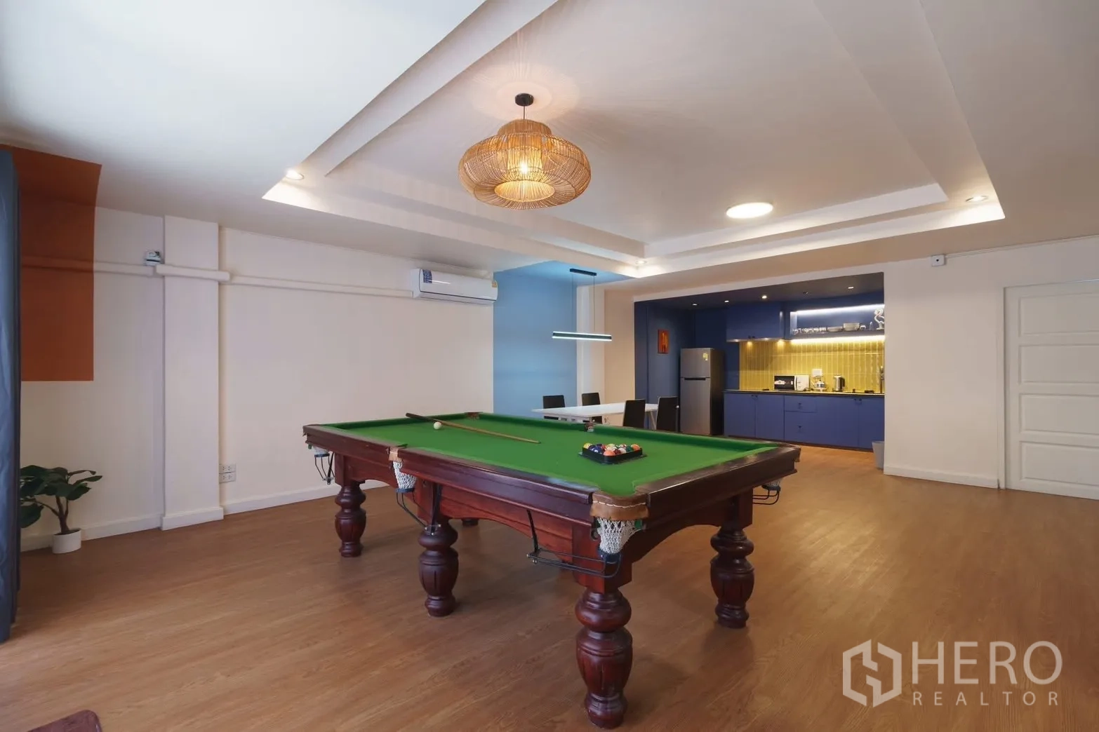 ทาวน์เฮาส์ for rent in Watthana, Bangkok - โต๊ะบิลเลียดขนาดใหญ่ข้างพื้นที่รับประทานอาหารและครัว