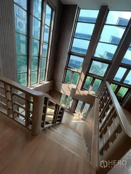 零售空间 出租在Phaya Thai, Bangkok - 阳光充足的木楼梯，旁有落地窗
