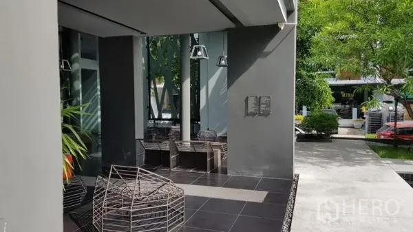 带办公室的家 出售在Wang Thonglang, Bangkok - 一层遮蔽式露台，配现代座椅与景观花园