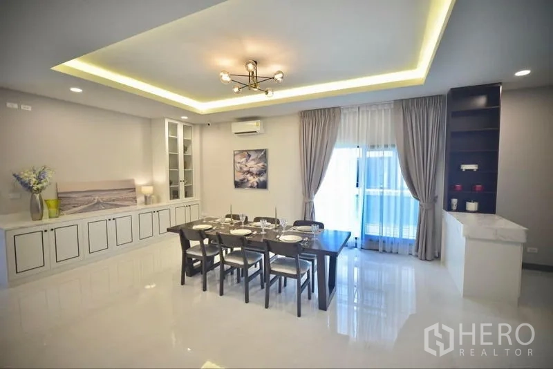 Detached House for rent in Bang Phli, Samut Prakan - Dining room with built-in cabinets and sliding doors to balcony.
