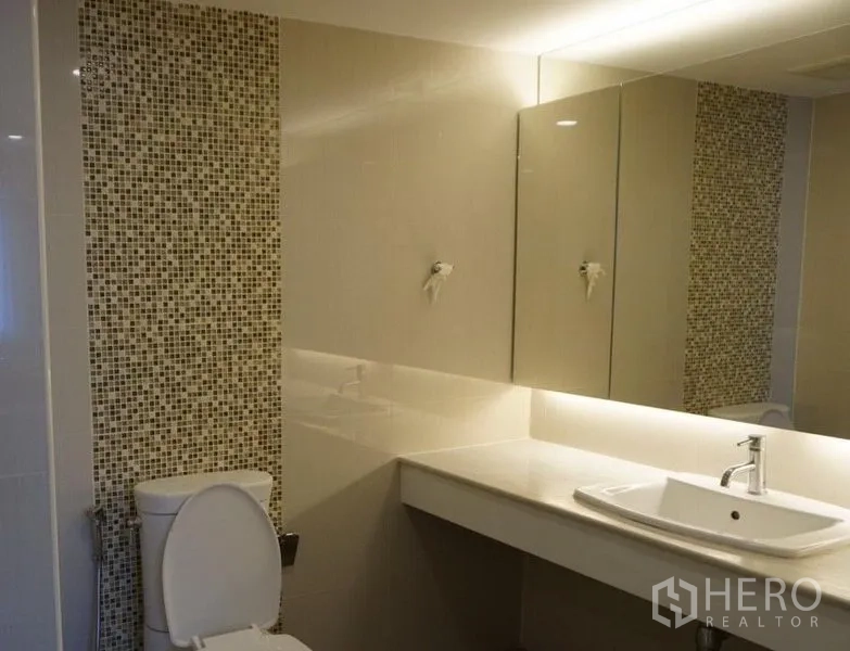 คอนโด ให้เช่าในWatthana, Bangkok - เคาน์เตอร์อ่างล้างหน้า กระจกบานใหญ่ แต่งผนังกระเบื้องโมเสก