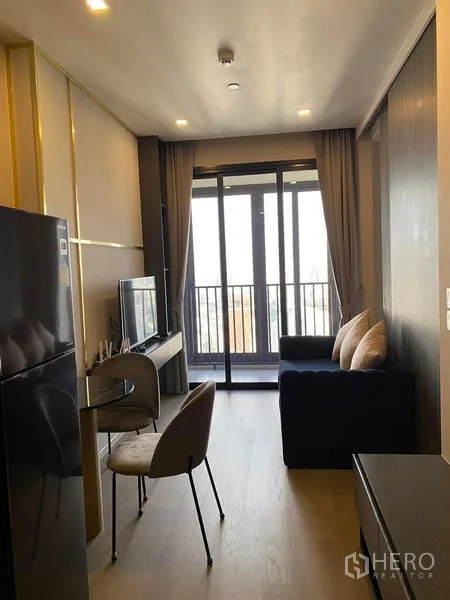 คอนโด ให้เช่าในWatthana, Bangkok - มุมมองจากครัวสู่ระเบียง มีโต๊ะทานข้าวและโซฟา