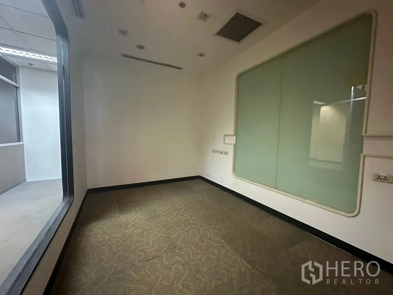 办公空间 出租在Khlong Toei, Bangkok - 小型会议室，绿色玻璃书写板与内窗。