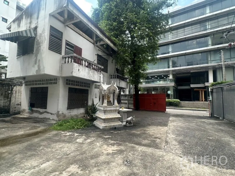 สำนักงาน ให้เช่า - อาคารรองในลานเดียวกัน มองเห็นอาคารสำนักงานสมัยใหม่ด้านนอก