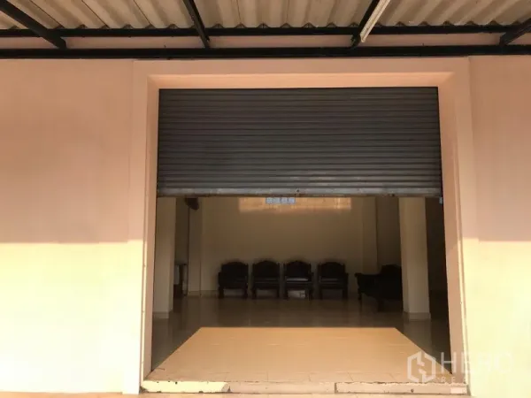 คลังสินค้า ให้เช่าในWatthana, Bangkok - ช่องทางเข้าโกดังด้วยประตูม้วนกว้าง พื้นกระเบื้อง ใต้กันสาดเหล็ก