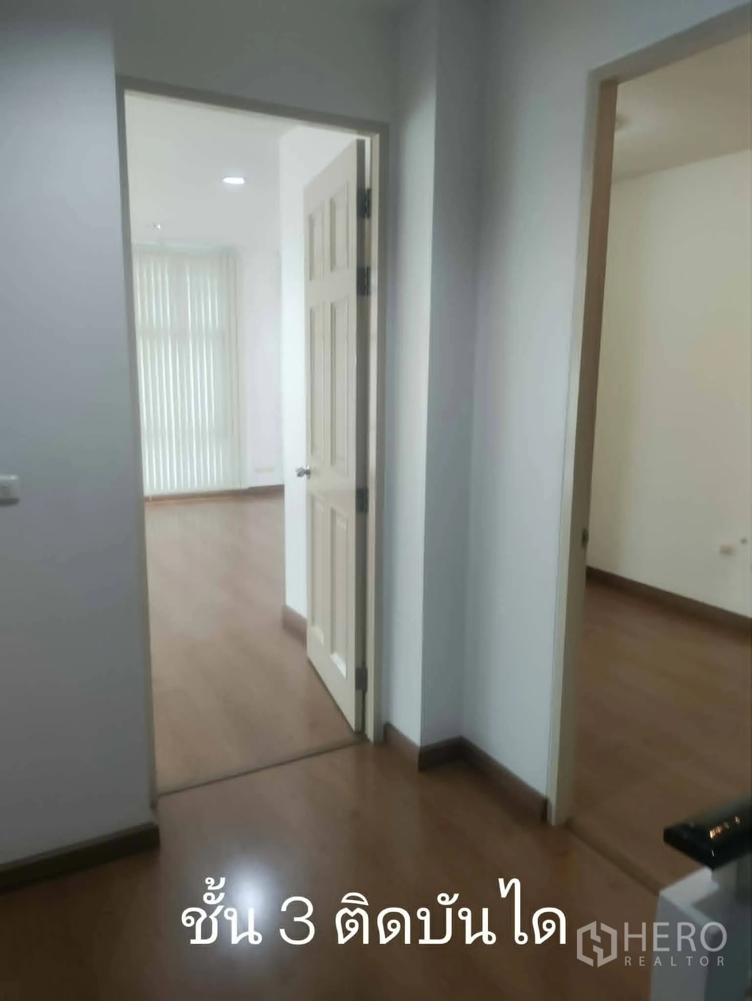 家庭办公室 for rent in Lat Phrao, Bangkok - 楼层走廊，通向多间房，木地板。