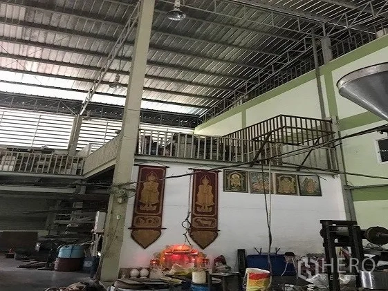 Factory for sale in Khlong Luang, Pathum Thani - Interior view of steel columns and mezzanine storage inside the high‑bay warehouse.