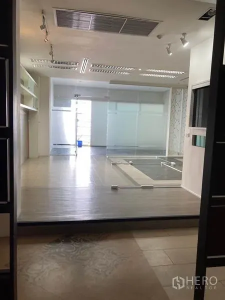 办公空间 出租在Khlong Toei, Bangkok - 开放式办公区，大面积玻璃隔断与为布线设计的阶梯地面。