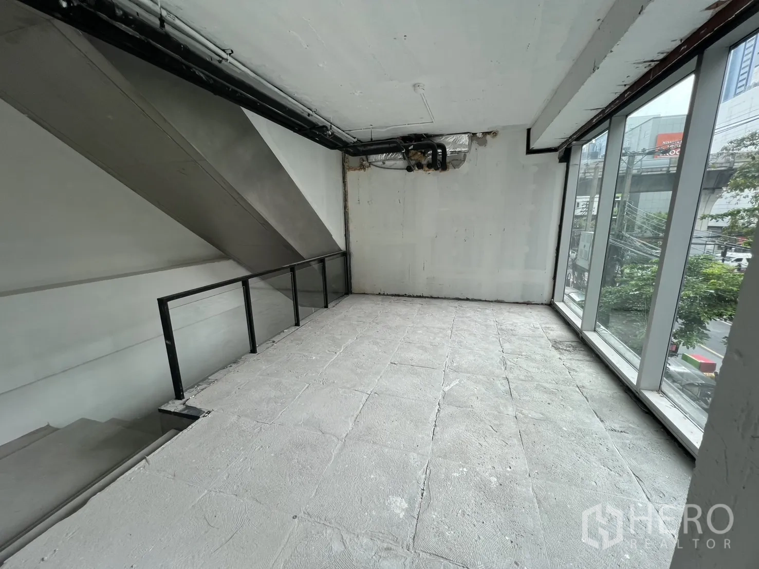 零售空间 出租在Bang Rak, Bangkok - 夹层平台靠楼梯，角窗采光良好。