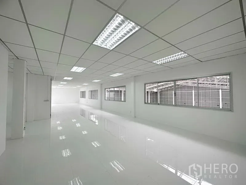 工厂 出租在Pathum Thani - 开放式办公区，荧光灯照明与大窗。
