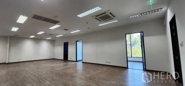 办公空间 出租在Khlong San, Bangkok - 明亮办公区，吊顶嵌入式空调与大窗户采光充足。