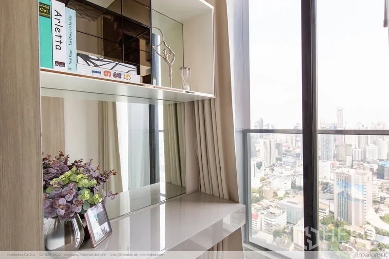 คอนโด ให้เช่าในPathum Wan, Bangkok - ชั้นบิลท์อินและท็อปเงาอยู่ข้างหน้าต่างสูง พร้อมวิวเมืองแบบพาโนรามา