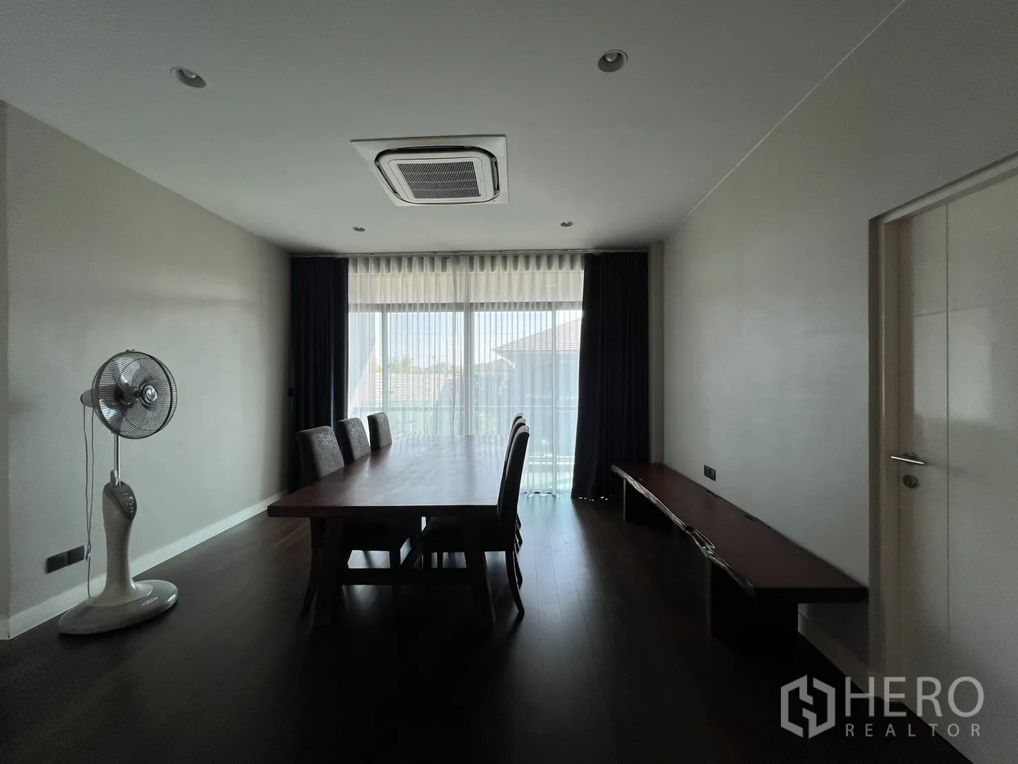 独立式住宅 出租或出售在Bang Kapi, Bangkok - 二层家庭/餐厅，长桌与阳台推拉门。