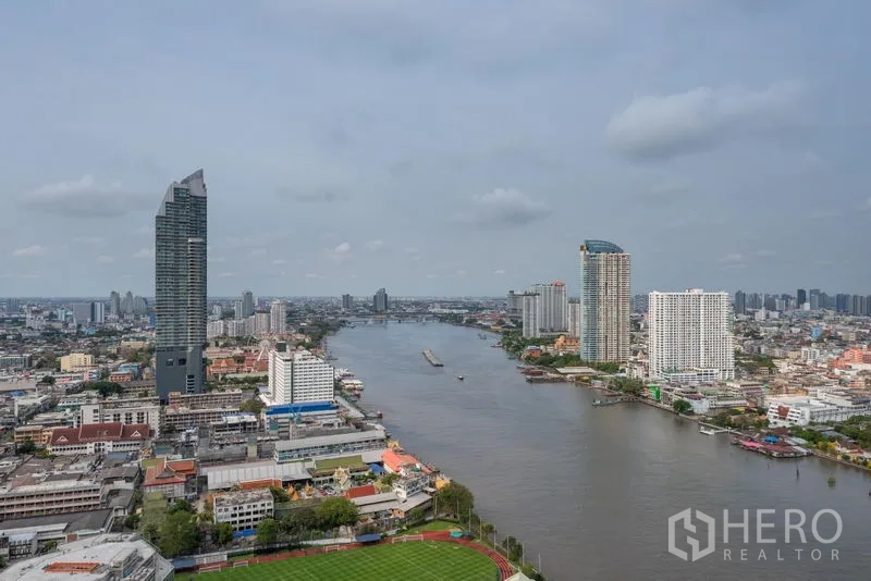 Condominium for rent in Bang Kho Laem, Bangkok - High‑floor panorama of the Chao Phraya River and Bangkok skyline from the condominium.