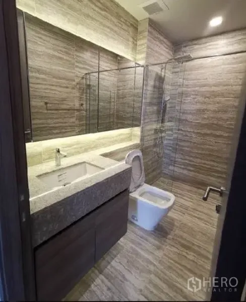 คอนโด ให้เช่าในWatthana, Bangkok - ห้องน้ำสมัยใหม่ กรุหิน ผูกระจกบานใหญ่ เคาน์เตอร์อ่างล้างหน้า และตู้ shower กระจก