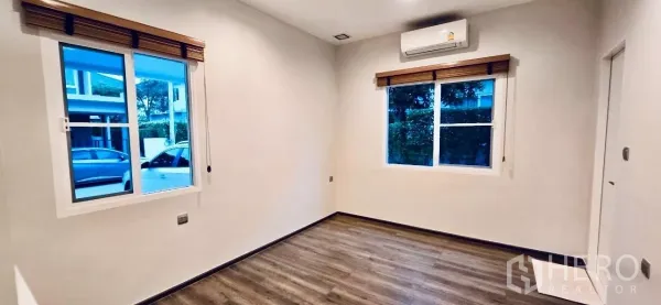 独立式住宅 出租在Samut Prakan - 一层明亮卧室，双向窗户和空调