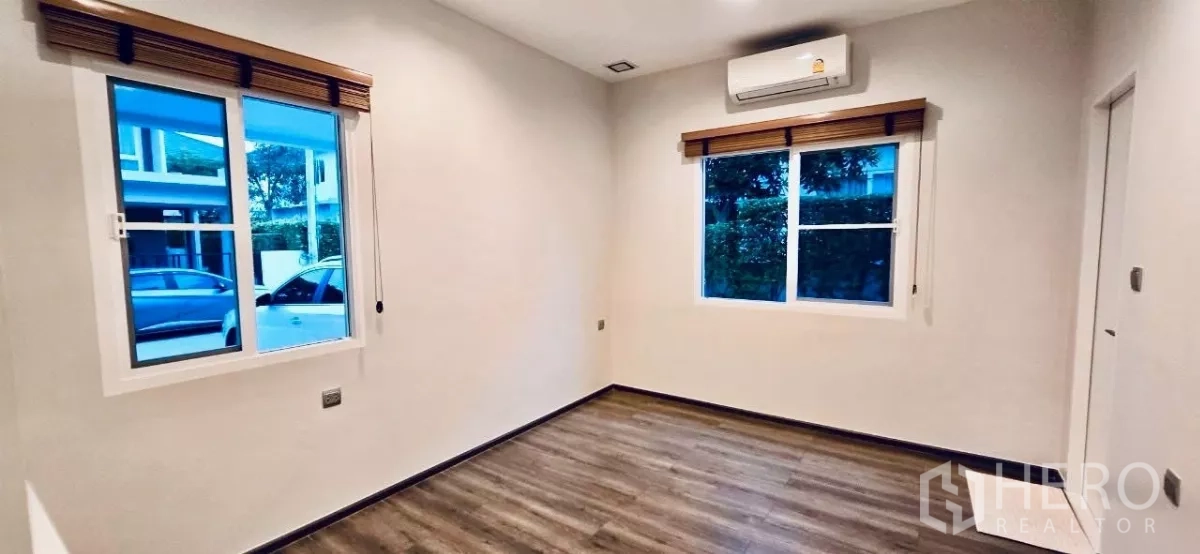 独立式住宅 出租在Samut Prakan - 一层明亮卧室，双向窗户和空调