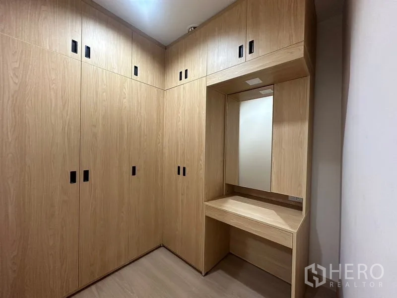 Townhouse for rent or sale in Phra Khanong, Bangkok - Rear utility courtyard with water tank and back entrance.