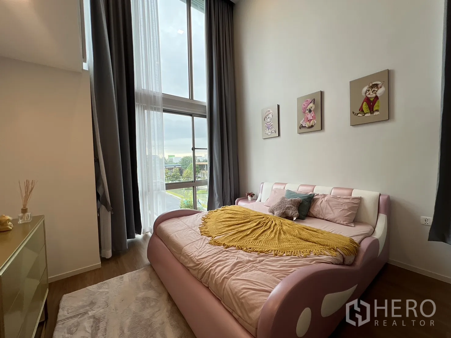 Detached House for rent in Saphan Sung, Bangkok - Loft view over bedroom with pink bed and gold cabinet.