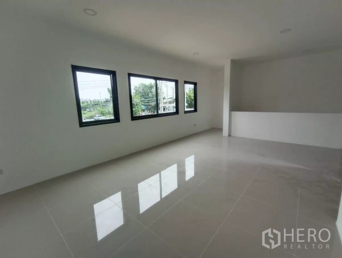 Factory for rent or sale in Bang Yai, Nonthaburi - Open-plan second-floor office with multiple windows and tiled flooring.