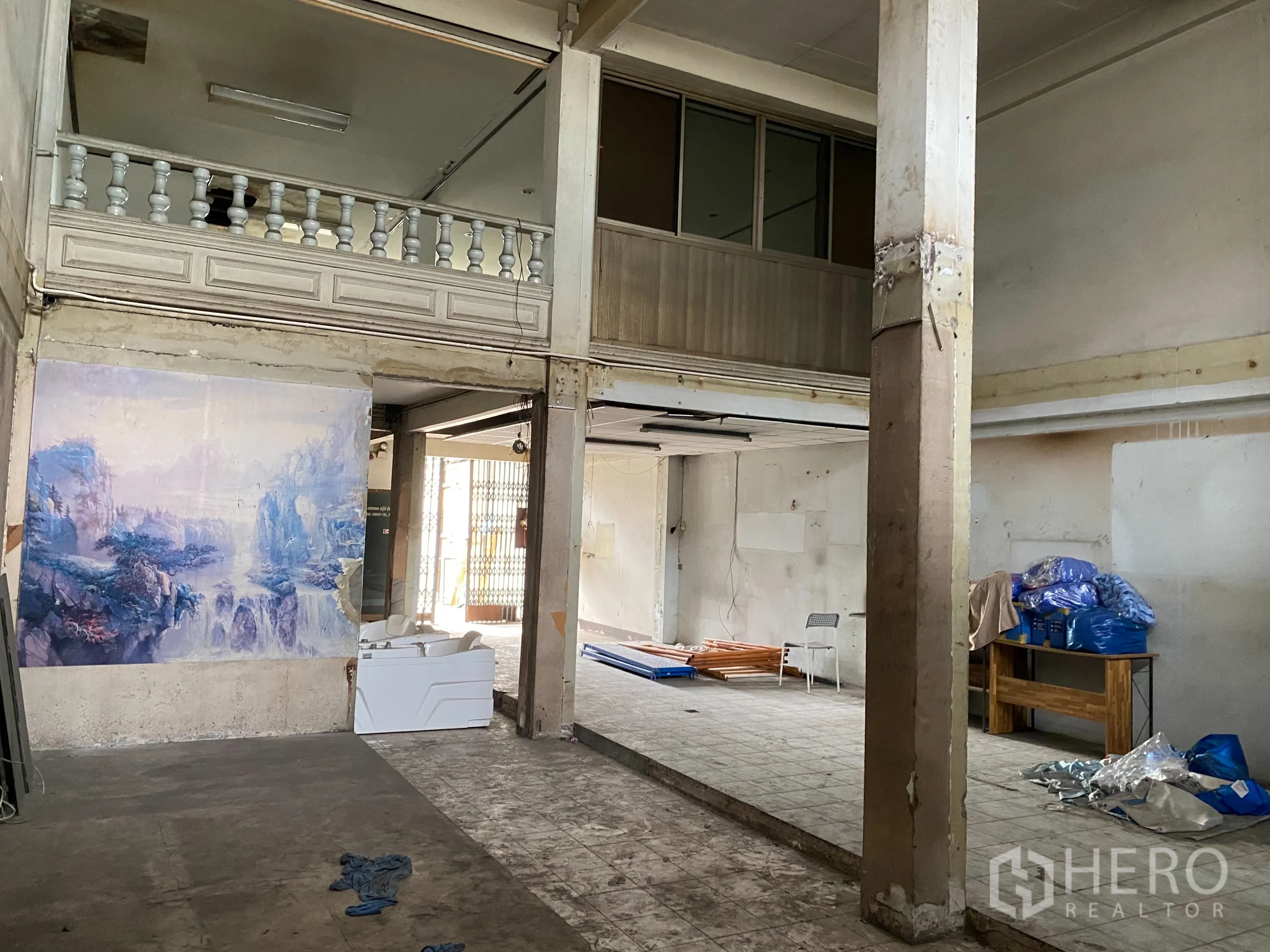 Retail Space for rent in Yan Nawa, Bangkok - Retail hall from another angle showing a wall mural, mezzanine balustrade and open ceiling.