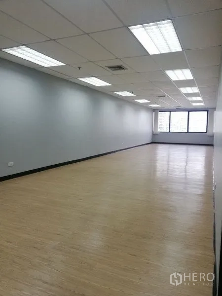 办公空间 出租在Watthana, Bangkok - 长条形开放办公空间，吊顶与LED灯，窗外自然采光充裕。