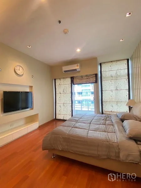 公寓 出租或出售在Bang Kapi, Bangkok - 主卧木地板，墙挂电视，大窗配卷帘。