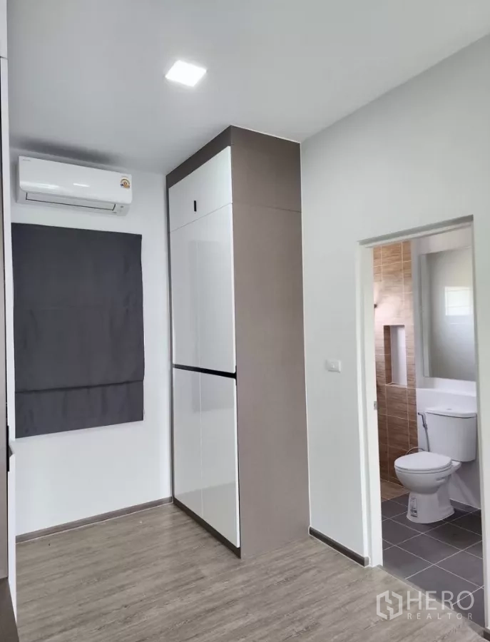 Detached House for rent in Bang Phli, Samut Prakan - Bedroom with built-in wardrobe and doorway to an ensuite bathroom