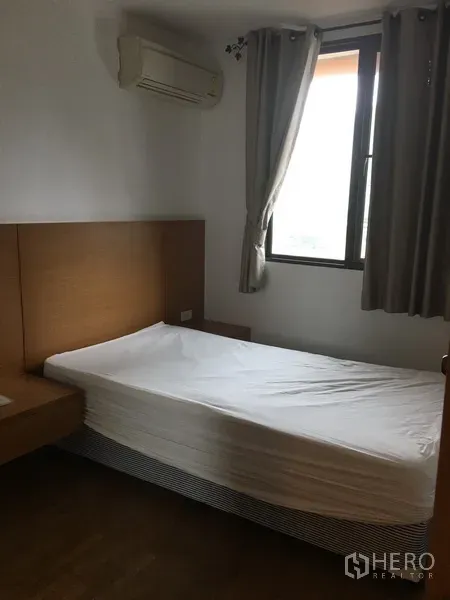 คอนโด ให้เช่าในPathum Wan, Bangkok - ห้องนอนรองเตียงเดี่ยว หน้าต่างติดผ้าม่าน และแอร์แขวนผนัง