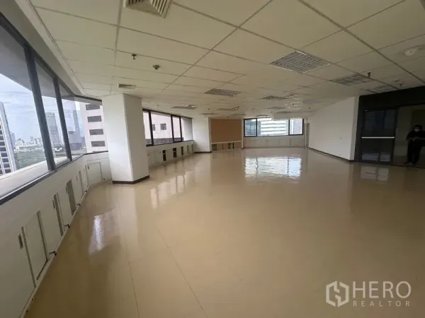 Office Space for rent in Bang Rak, Bangkok - Bright corner office with suspended ceiling, air-conditioning and glossy tile floors.