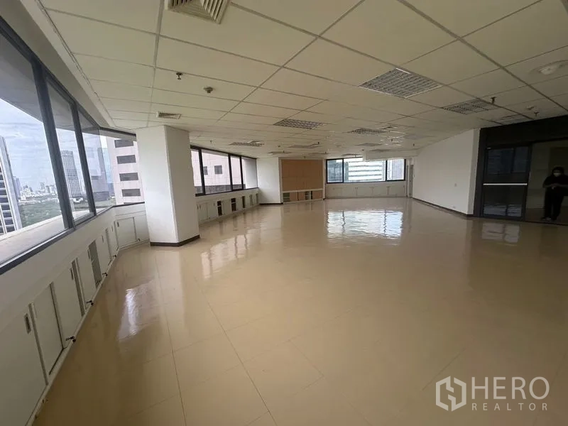 Office Space for rent in Bang Rak, Bangkok - Bright corner office with suspended ceiling, air-conditioning and glossy tile floors.