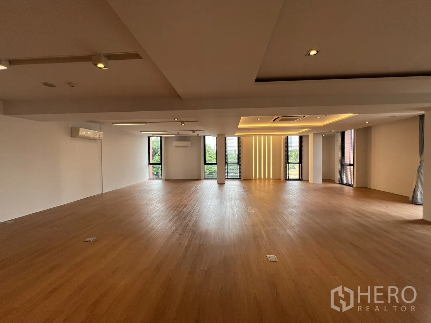 Retail Space for rent in Khlong Toei, Bangkok - Mixed-finish showroom with herringbone tiles and stone entry.