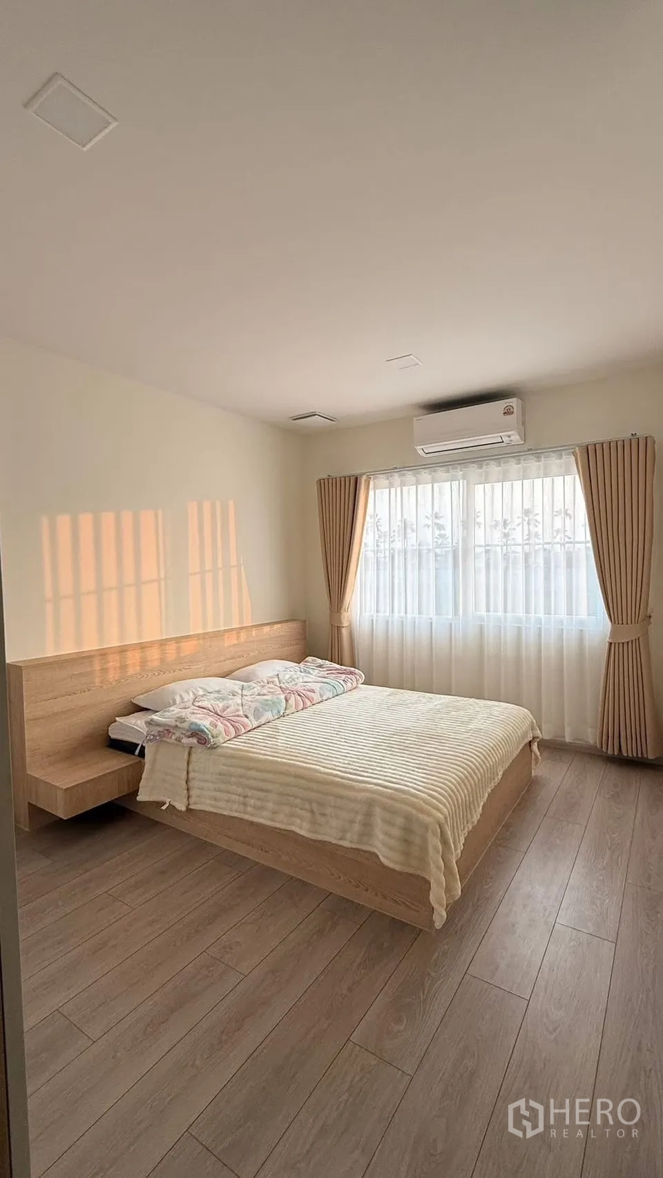 Detached House for rent in Bang Phli, Samut Prakan - Sunlit bedroom with double bed, wide windows, blinds and air-conditioner.