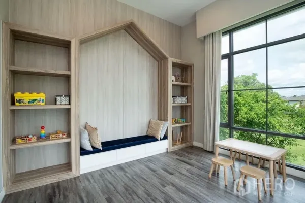 บ้าน ให้เช่าในBang Phli, Samut Prakan - ห้องครอบครัวพร้อมชั้นบิลต์อิน ม้านั่ง และหน้าต่างกระจกเต็มบานมองเห็นต้นไม้