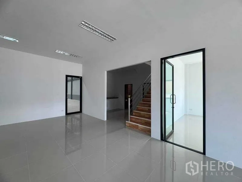 โรงงาน ขายในSamut Sakhon - ออฟฟิศชั้นล่างกั้นกระจก พร้อมบันไดขึ้นสู่ชั้นบน
