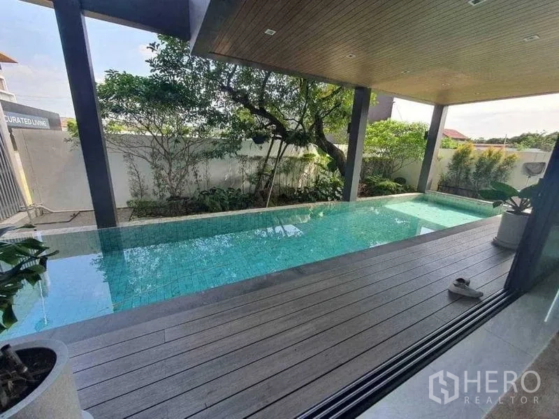 独立式住宅 出租或出售在Prawet, Bangkok - 带顶棚的长条泳池，木质天花与池畔平台。