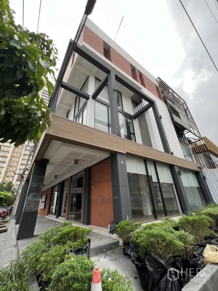 Retail Space for rent in Khlong Toei, Bangkok - Contemporary corner building with landscaped verge and wraparound windows.
