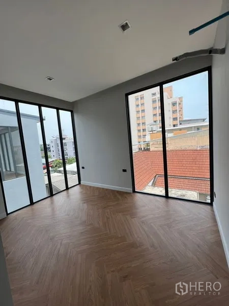 带办公室的家 出售在Wang Thonglang, Bangkok - 楼上卧室或办公区，环幕窗与鱼骨拼木地板。
