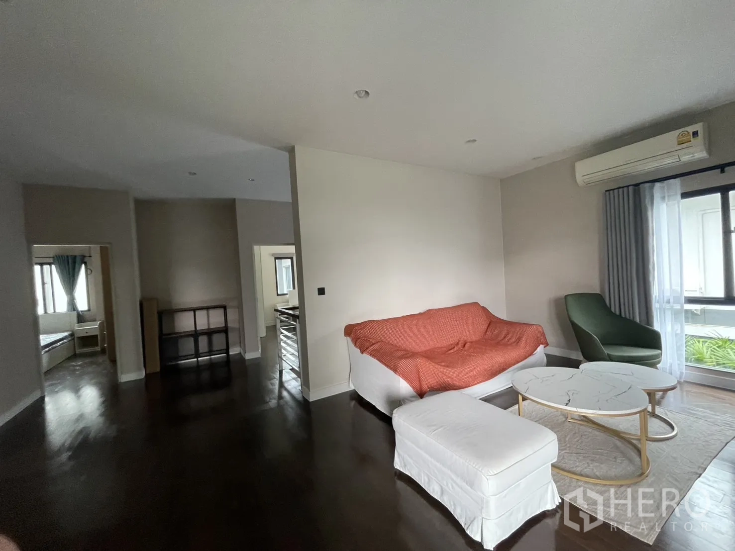บ้าน ให้เช่าในBang Kapi, Bangkok - ห้องนั่งเล่นชั้นบนพร้อมชุดโซฟาและทางออกสู่ระเบียง