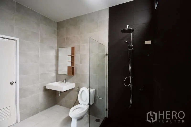 บ้าน ให้เช่าในPrawet, Bangkok - ห้องน้ำสมัยใหม่ กั้นกระจกพร้อมเรนชาวเวอร์ ผนังกระเบื้องโทนเทา