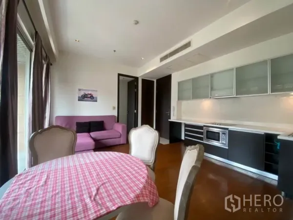 公寓 出租在Yan Nawa, Bangkok - 客餐厨一体空间，木地板与简约灯光。