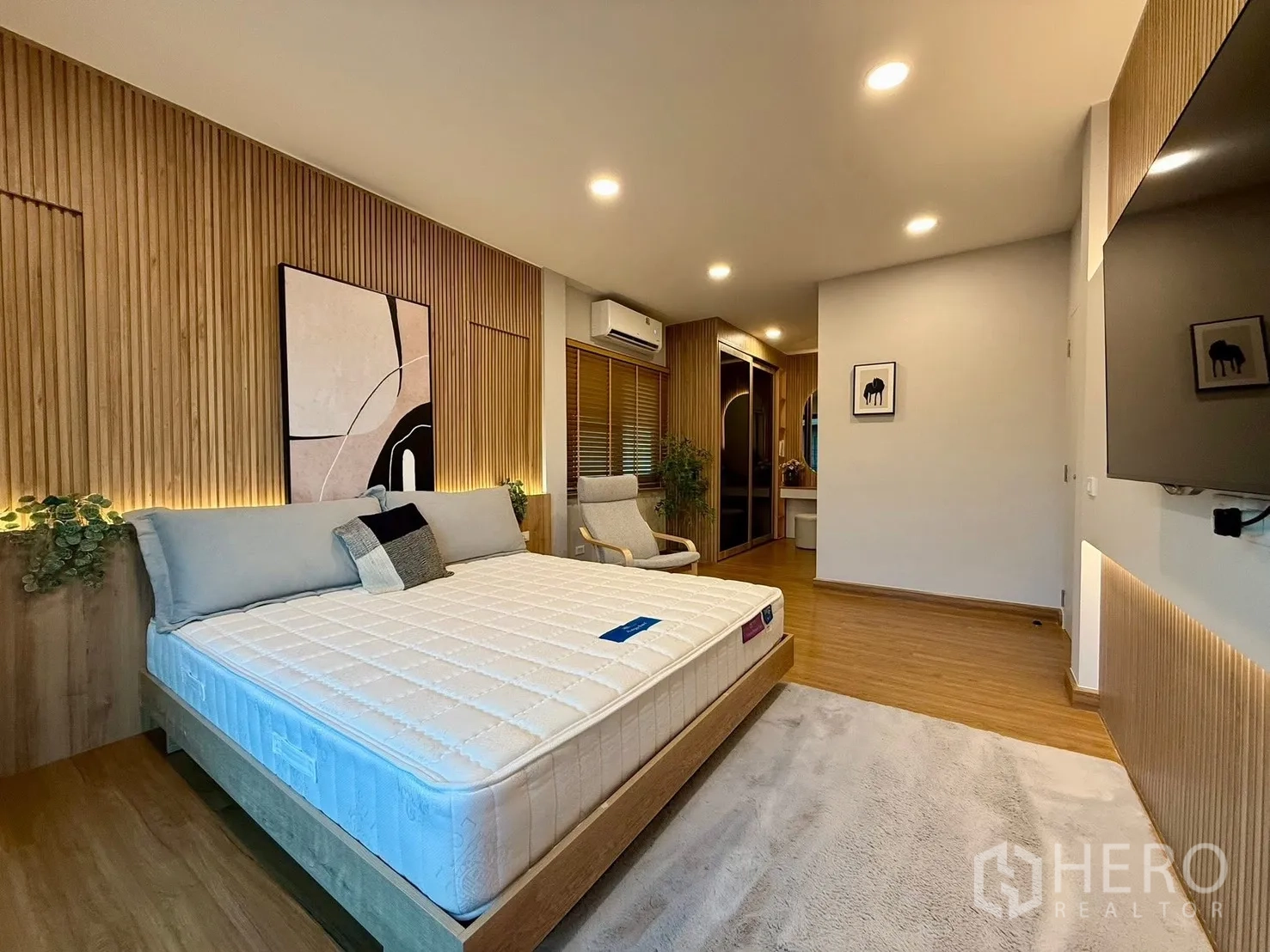 Detached House for rent in Bang Phli, Samut Prakan - Master bedroom with wood feature wall, king bed and ambient lights.