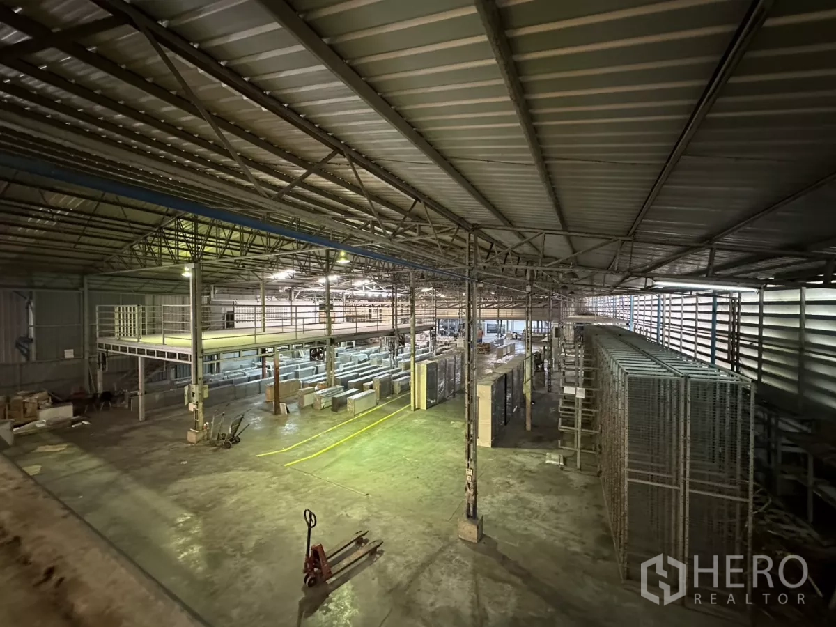 Warehouse for rent in Yan Nawa, Bangkok - Wide view of warehouse with raised mezzanine platform and steel trusses.