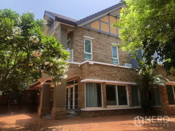 บ้าน ให้เช่าหรือขายในPak Kret, Nonthaburi - บ้านเดี่ยวสองชั้นผนังหิน หน้าต่างบานใหญ่ รายล้อมด้วยสวนร่มรื่น