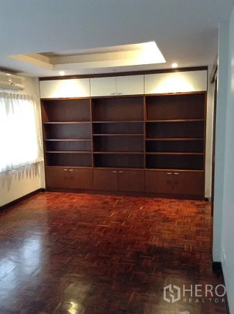 独立式住宅 出租在Ratchathewi, Bangkok - 宽敞多功能房，内置书架、嵌入式照明与木地板。