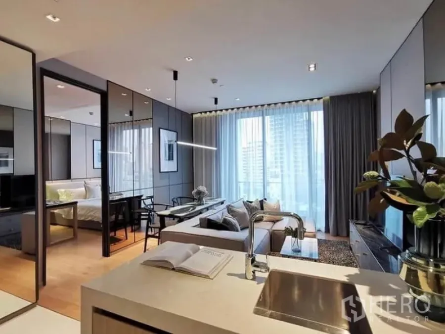 Condominium for rent in Khlong Toei, Bangkok - Open kitchen overlooking living and dining area with floor-to-ceiling windows and city view
